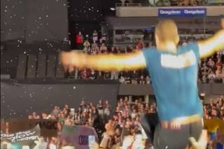 Chris Martín protagonizó una fuerte caída durante un concierto de Coldplay que alarmó a sus fans