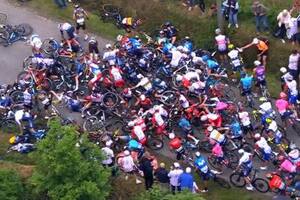 La espectadora que provocó una masiva caída en el Tour de France: el motivo
