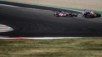 La caída de Johann Zarco durante una de las prácticas del MotoGP en Mugello.