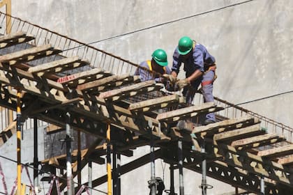 El costo de la construcción medido en dólares cae por efecto de la devaluación del peso.