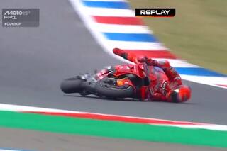 Se cayó de su moto en una curva, lo revisaron, fue a boxes... ¡e hizo el mejor tiempo!