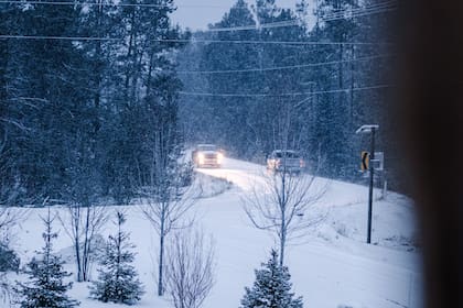 La caída de nieve fresca en combinación con fuertes vientos puede generar condiciones peligrosas en los caminos