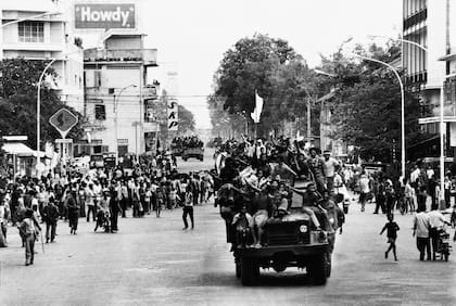La caída de Phnom Penh y la entrada triunfal de los Jemeres Rojos, el 17 de abril de 1975. A medida que los guerrilleros avanzan por las calles de la capital, piden a los vecinos que abandonen la ciudad. (Foto de Roland Neveu/LightRocket vía Getty Images)"