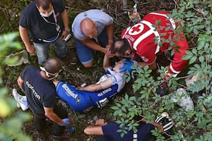 Susto y preocupación: la fuerte caída de un puente de la nueva joya del ciclismo