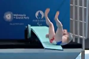 La impresionante caída de un atleta en plena inauguración del Centro Acuático Olímpico París 2024