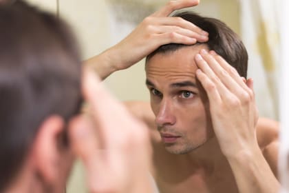 La caída del cabello, cansancio extremo, puede estar relacionada con la tiroides