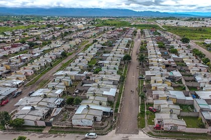 Una vista aérea de las casas habitadas en uno de los barrios de la Tupac Amaru