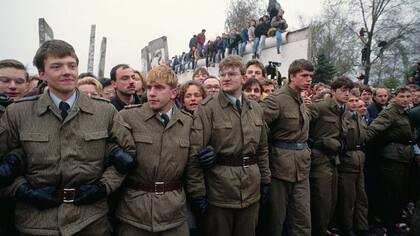 La caída del Muro de Berlín en 1989 y el posterior colapso de la URSS conmocionaron a Putin, de acuerdo al autor
