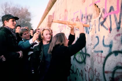 Jóvenes manifestándose a favor de la Caída del Muro en 1989