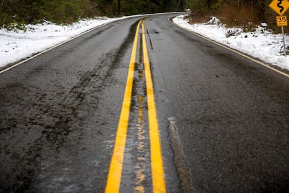 La caída rápida de las temperaturas por debajo del punto de congelación (32°F / 0°C), combinada con el derretimiento de nieve previa y la humedad en el suelo, facilitó la formación de estas placas de hielo