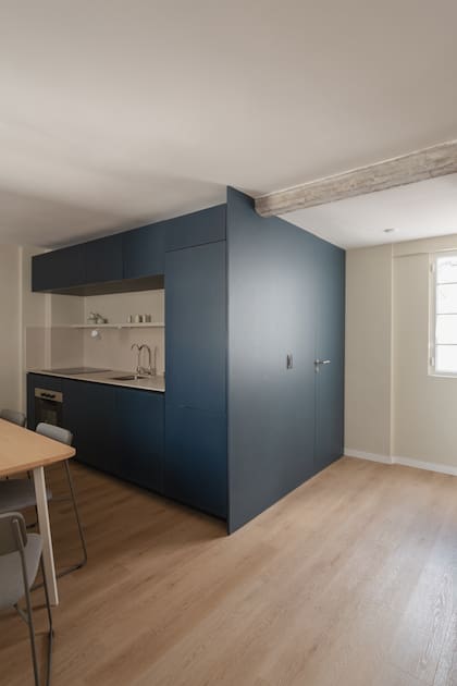 La caja azul reúne los servicios. Panelaron el lavavajillas y la heladera para dejar limpia la vista.