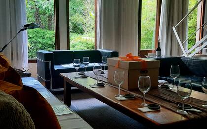 La caja, con su lazo naranja, que promete lecturas