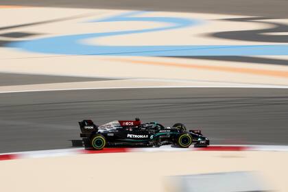 La caja de cambios del W12 de Valteri Bottas colapsó por sobrecalentamiento y Hamilton anduvo fuera de la pista; Mercedes no la pasó bien en los tres días de exámenes en Bahréin, pero tendrá unos últimos ensayos privados breves allí mismo antes del Mundial.