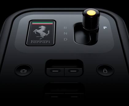 La caja de cambios junto al encendido del modelo