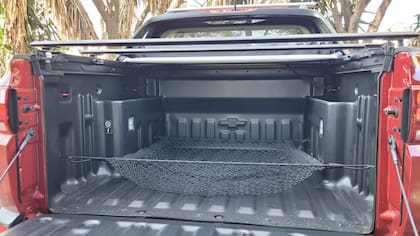 La caja de carga de la Chevrolet Montana viene recubierta con un plástico protector y ofrece varias opciones para compartimentarla