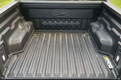 La caja de carga de la Ford Maverick viene recubierta con un plástico protector