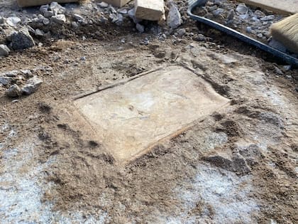 La caja de cobre estaba enterrada a varios metros del lugar en un bloque de concreto