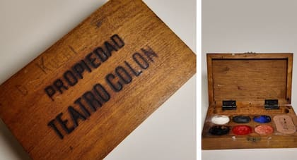 La caja de colores que Kuchevasky encontró durante una mudanza familiar entre objetos vinculados al trabajo de su padre en el Teatro Colón y que terminó dando nombre a su libro (Foto Martín Said)