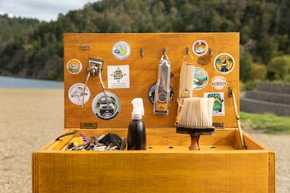 La caja de herramientas para la peluquería contiene tijeras, navajas, alzadas y varios peinadores.