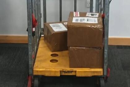 La caja de la izquierda contenía el teléfono que desencadenó toda la investigación.