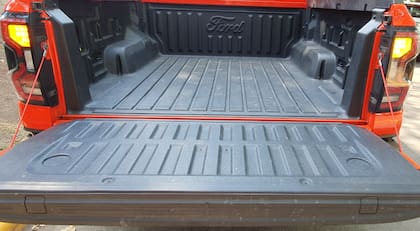 La caja de la nueva Ford Ranger Raptor tiene un cobertor plástico
