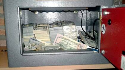 La caja fuerte con fajos de miles de dólares de Marcelo Balcedo