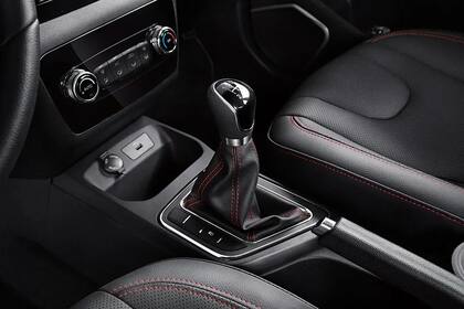 La caja manual de cinco velocidades y tracción delantera