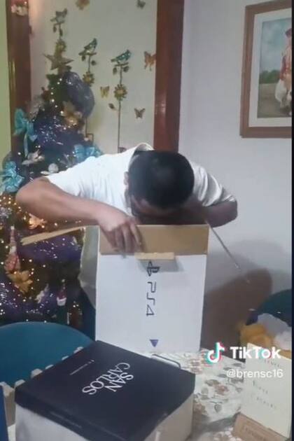 La caja que le regaló una joven a su jefe por el amigo invisible era de la Play Station 4, pero dentro había otra cosa