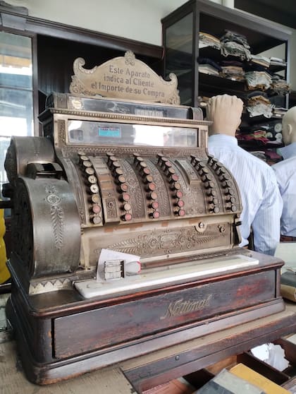 La caja registradora antigua sigue funcionando y ocupa un lugar protagónico en el local.
