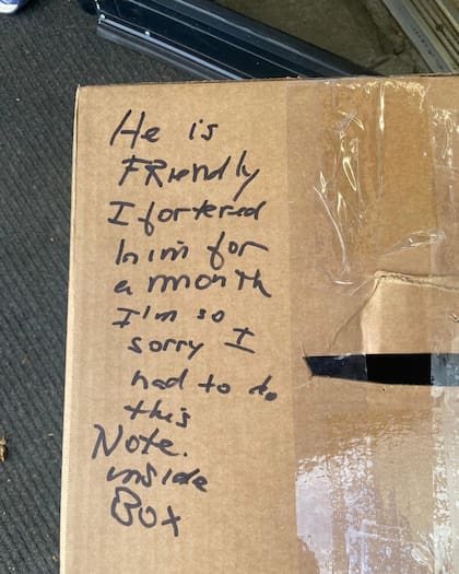 La caja tenía una nota escrita a mano.