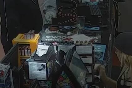 La cajera de una tienda intentó cobrar un boleto de la lotería que ella no compró