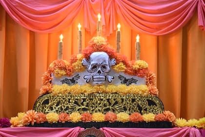 La calavera es el símbolo más recurrente en los altares mexicanos por el Día de los Muertos 