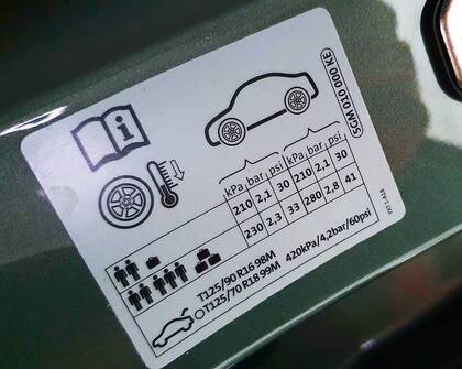 La calcomanía en la puerta del conductor indica la presión recomendada para las llantas