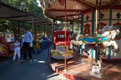 La calesita, uno de los atractivos del Parque Carlos Mugica, en Saavedra