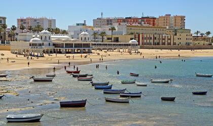 La Caleta y la ciudad antigua de Cádiz de fondo.