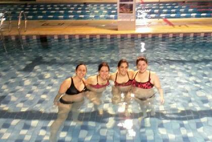 La calidad de la foto es pésima pero acá estamos con Marina, Flor y Luján después de una clase de aquagym