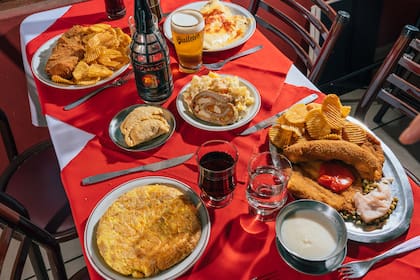 La calidad de la fritura es un dogma de la casa, algo que se nota al primer bocado de sus platos más icónicos