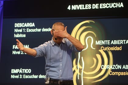 "La calidad de lo que crece en la sociedad depende de la calidad de ese suelo”, explicó el académico