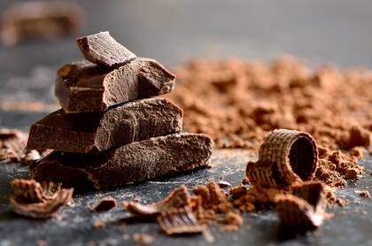 El chocolate amargo es rico en flavonoides y polifenoles, antioxidantes que mejoran la función metabólica y la sensibilidad a la insulina