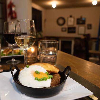 La calidez de Elebar es perfecta para invitar amigos a celebrar todo lo logrado en el 2022.