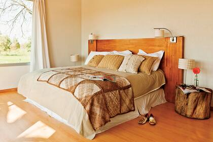 La calidez de la madera en su máxima expresión es el marco perfecto para este dormitorio dominado por los tonos tierra