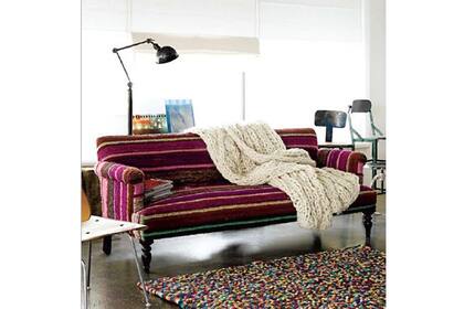 La calidez del tejido aplicada a un sofá de estilo antiguo. Foto: homedesignfind.com