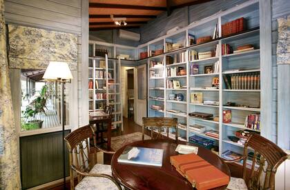La calidez y el buen gusto dominan todos los ambientes, como el de la biblioteca.