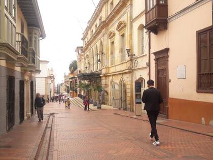 La calle 10 se peatonaliza; es una de las que conserva el ambiente colonial y republicano de Bogotá.