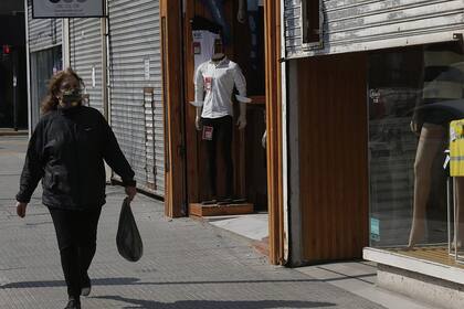Persianas a medio abrir en la avenida Avellaneda