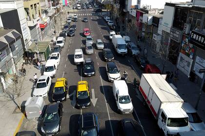 La calle Avellaneda con muy pocos peatones y algunos locales abiertos