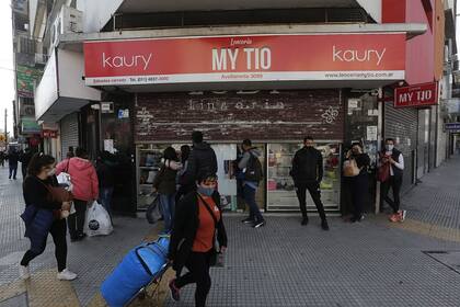 Los comerciantes piden abrir ante una compleja situación económica