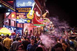 Nashville: viaje por las calles iluminadas de la meca del country