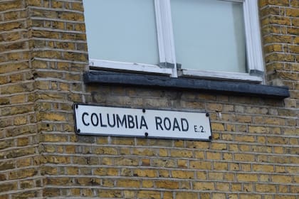 La calle Columbia Road se corta al tránsito todos los domingos y se llena de puestos de plantas y flores.