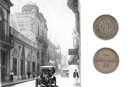 La calle de la clínica y las fichas que se utilizaban para evitar la circulación de dinero dentro de la institución.